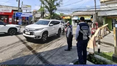Kota Bekasi - Dishub Kota Bekasi saat melakukan pengaturan lalu lintas di Jalan Raya Mochtar Tabrani, Bekasi Utara. Foto: Ist