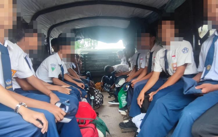 Kota Bekasi - Sebanyak 60 siswa ‘bader’ alias nakal dari 42 SMP di Kabupaten Bekasi dikirim ke barak militer di Batalyon Infanteri 202/Tajimalela untuk mengikuti Latihan Dasar Kepemimpinan Siswa (LDKS) 2025. Foto: Ist/Gobekasi.id.