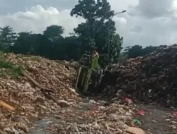 Gunung Sampah Bantargebang Longsor: Truk Tertimbun, Sopir Luka