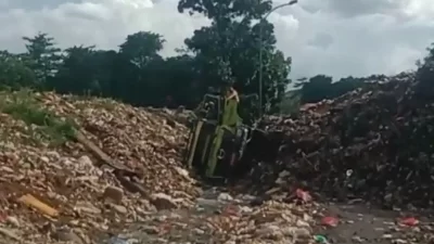Kota Bekasi - Truk tertimbun longsoran sampah di zona II TPST Bantargebang. Foto: Ist/Gobekasi.id.