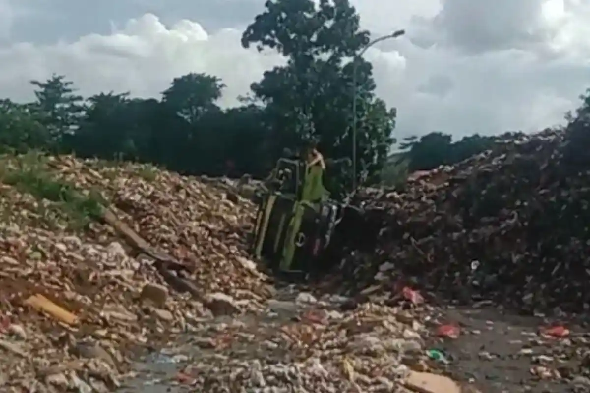 Kota Bekasi - Truk tertimbun longsoran sampah di zona II TPST Bantargebang. Foto: Ist/Gobekasi.id.
