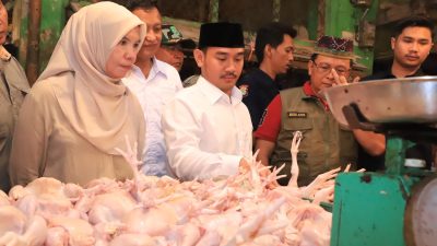 Kabupaten Bekasi - Penjabat (Pj) Sekretaris Daerah Kabupaten Bekasi, Ida Farida bersama Bupati Ade Kuswara Kunang meninjau harga komuditas di pasar. Foto: Ist/Gobekasi.id.