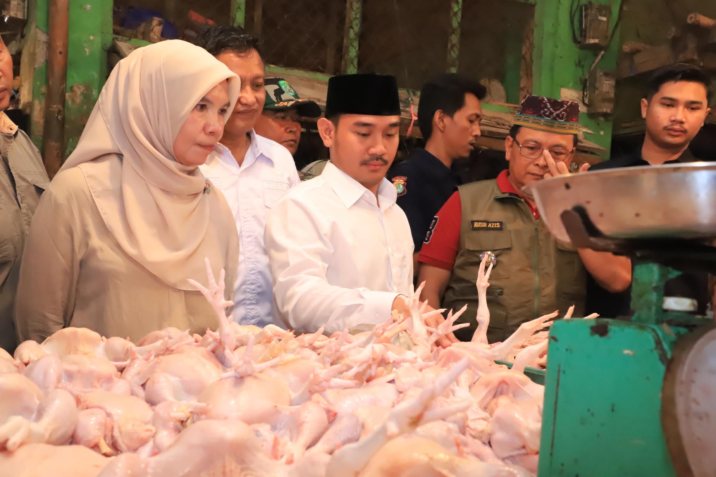 Kabupaten Bekasi - Penjabat (Pj) Sekretaris Daerah Kabupaten Bekasi, Ida Farida bersama Bupati Ade Kuswara Kunang meninjau harga komuditas di pasar. Foto: Ist/Gobekasi.id.