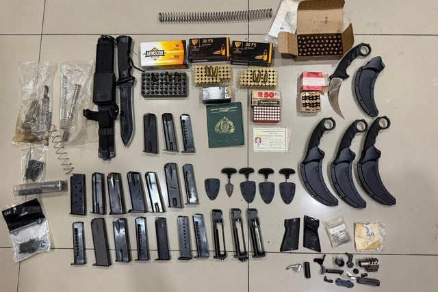 Bekasi - Senjata api dan amunisi yang disita Polda Metro Jaya. Foto: Ist