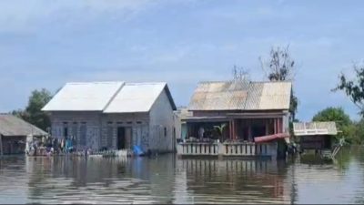 Kabupaten Bekasi - Banjir Rob menggenangi permukiman warga di Muaragembong sejak 3 Desember 2025. Foto: Ist/Gobekasi.id.