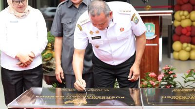 Kota Bekasi - Wali Kota Bekasi, Tri Adhianto menandatangai peresmian Puskemas Jatirangga didampingi Kepala Dinas Kesehatan Kota Bekasi, Satia Sriwijayanti Anggaraini dan Anggota DPRD Anim Imanuddin. Foto: Ist/Gobekasi.id.