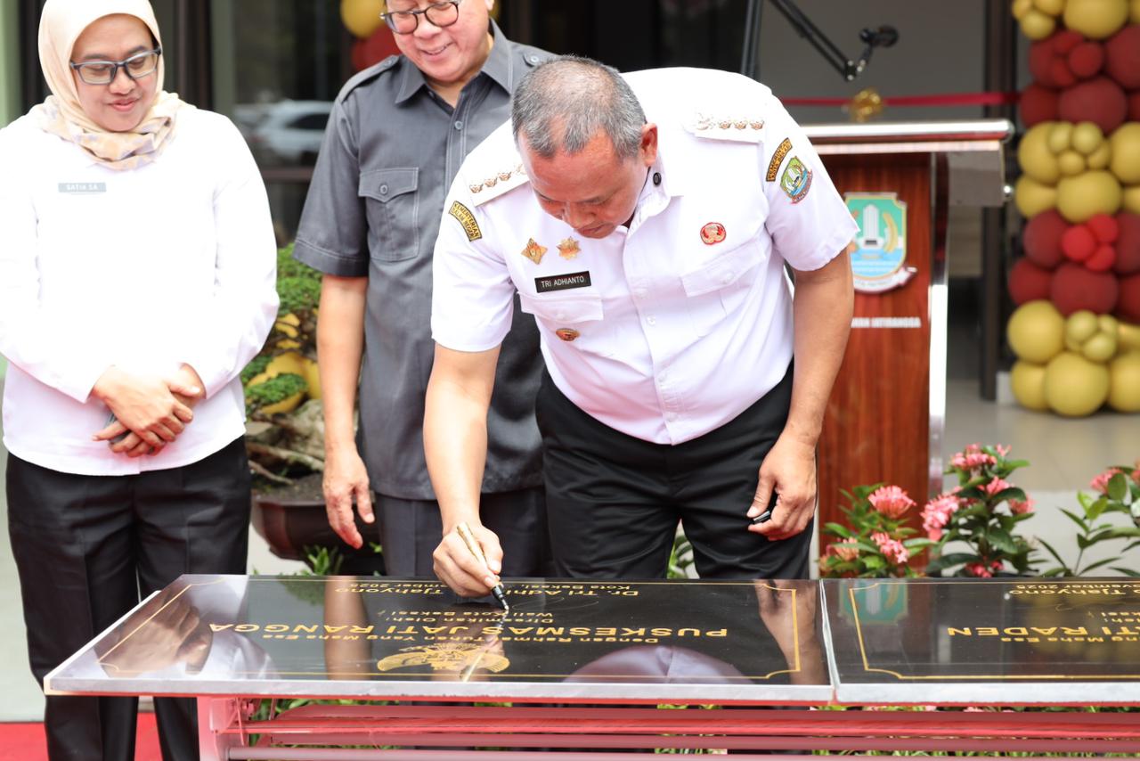 Kota Bekasi - Wali Kota Bekasi, Tri Adhianto menandatangai peresmian Puskemas Jatirangga didampingi Kepala Dinas Kesehatan Kota Bekasi, Satia Sriwijayanti Anggaraini dan Anggota DPRD Anim Imanuddin. Foto: Ist/Gobekasi.id.