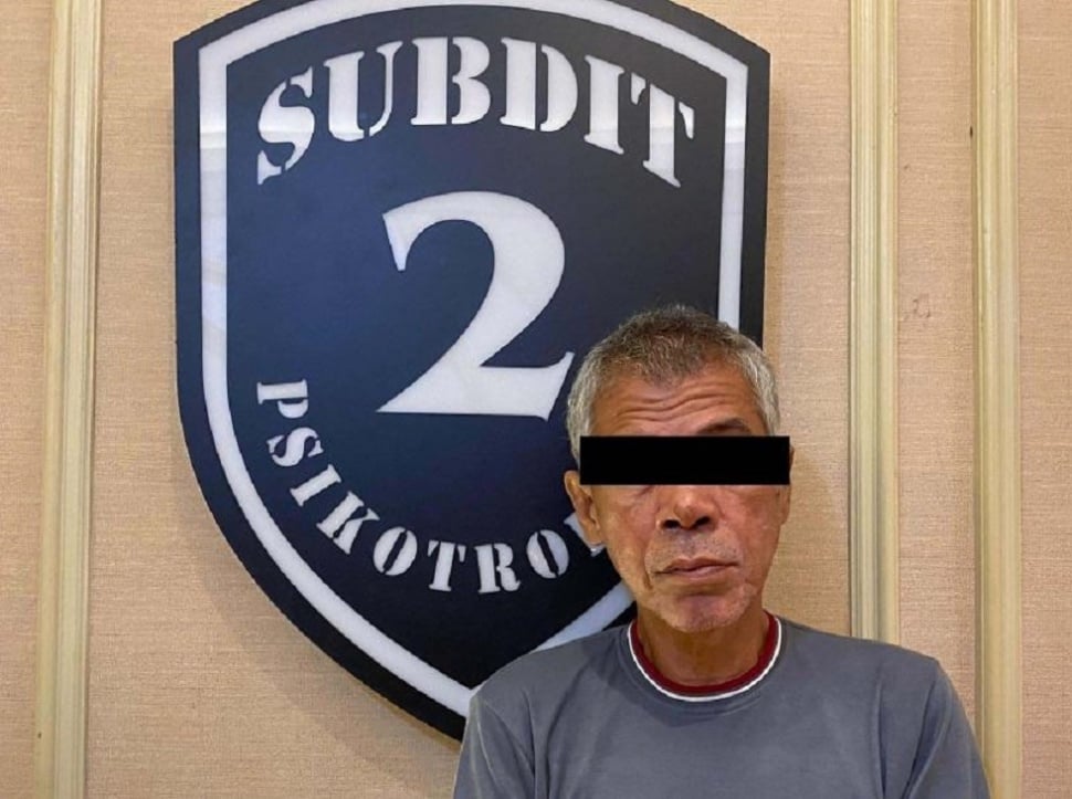 Kota Bekasi - Polisi menangkap seorang pria berinisial FD (61), dengan barang bukti ganja seberat 14,6 kilogram yang disembunyikan dalam dua kardus. Foto: Ist/Gobekasi.id.