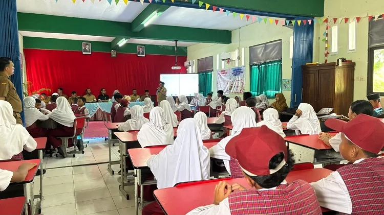 Kota Bekasi - Kejari Kota Bekasi turun langsung memantau penggunaan Smartboard—papan digital interaktif—di SD Negeri Pejuang 7 Bekasi, Selasa (16/12/2025). Foto: Ist