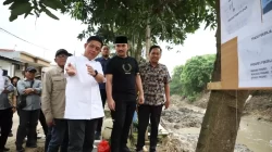 Kabupaten Bekasi - Bupati Bekasi Ade Kuswara Kunang saat meninjau perkembangan pembangunan tanggul Sungai Cikadu, Cikarang Selatan, Jumat (12/12/2025). Foto: Ist/Gobekasi.id.