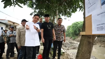 Kabupaten Bekasi - Bupati Bekasi Ade Kuswara Kunang saat meninjau perkembangan pembangunan tanggul Sungai Cikadu, Cikarang Selatan, Jumat (12/12/2025). Foto: Ist/Gobekasi.id.