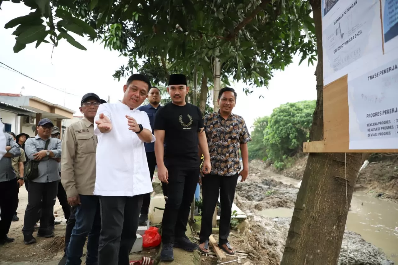 Kabupaten Bekasi - Bupati Bekasi Ade Kuswara Kunang saat meninjau perkembangan pembangunan tanggul Sungai Cikadu, Cikarang Selatan, Jumat (12/12/2025). Foto: Ist/Gobekasi.id.