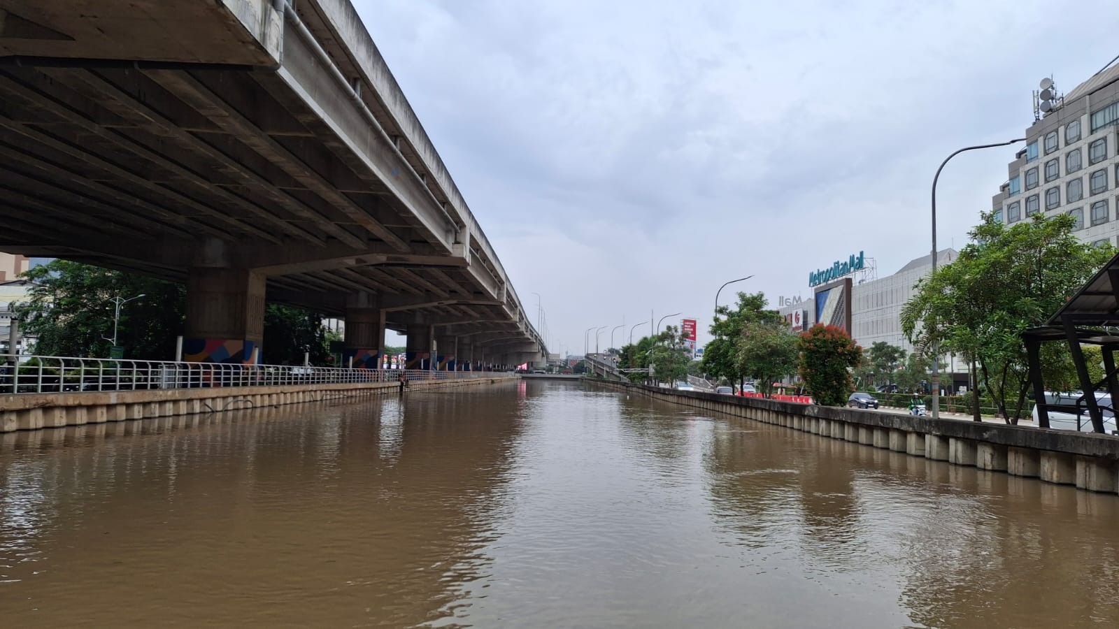 Kota Bekasi - Sungai kalimalang, sumber air baku warga Jakarta yang akan disulap menjadi kawasan wisata air oleh Pemerintah Kota Bekasi melalui kolaborasi swasta dan BUMD. Foto: Ist/Gobekasi.id.