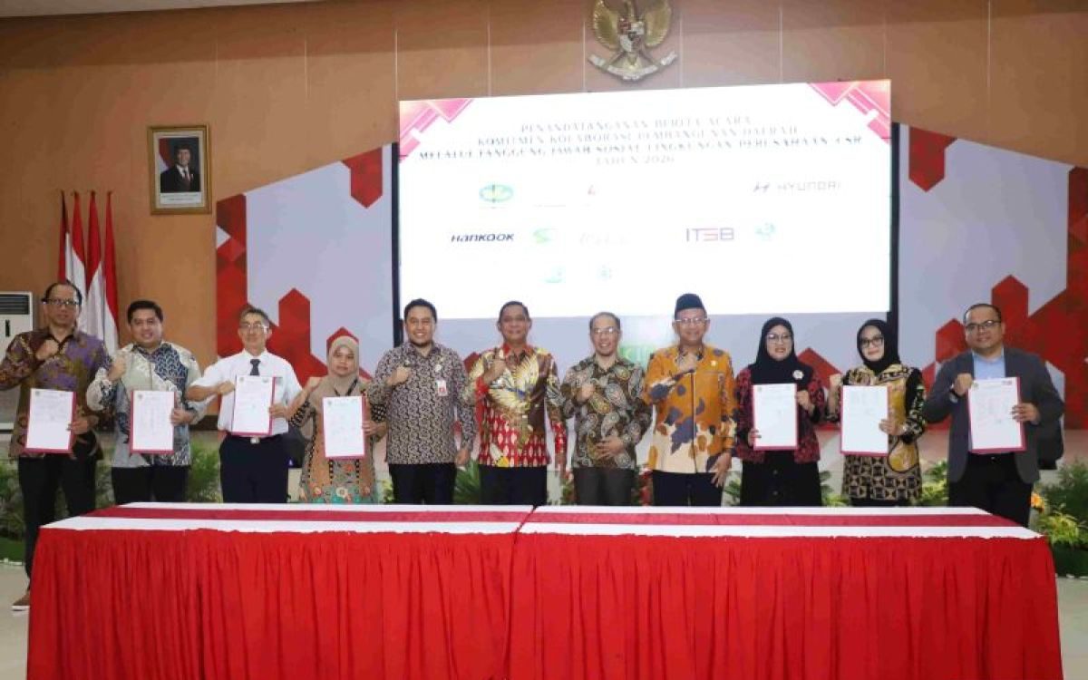 Kabupaten Bekasi - Wakil Bupati Bekasi Asep Surya Atmaja (tengah) bersama perwakilan perusahaan usai penandatanganan komitmen bersama mendukung program pembangunan daerah melalui kontribusi pelaku usaha dalam kegiatan Musrenbang CSR di gedung Swatantra Wibawa Mukti, kompleks perkantoran Pemkab Bekasi. Foto: Antara