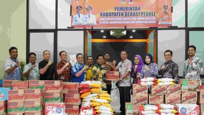 Kabupaten Bekasi - Sekda Kabupaten Bekasi Endin Samsudin (kelima dari kanan) menyalurkan bantuan sekaligus meninjau Sekretariat BPBD selaku posko peduli bencana Sumatera, Kamis (4/12/2025). Foto: Ist