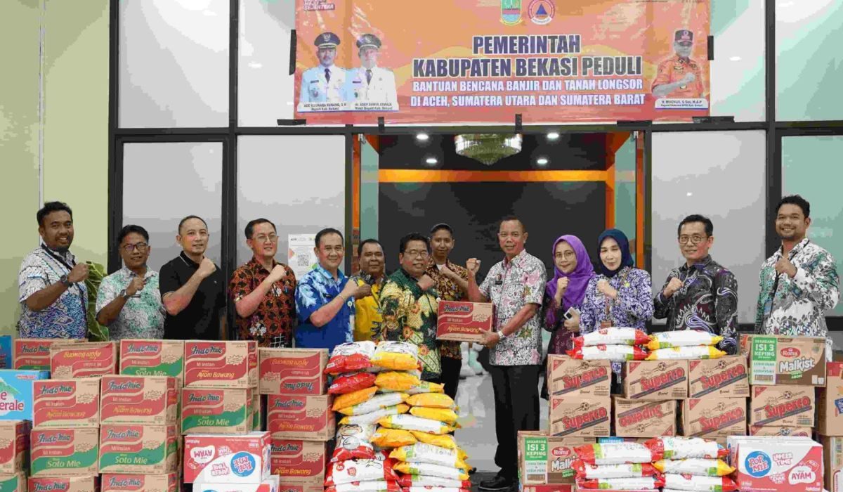 Kabupaten Bekasi - Sekda Kabupaten Bekasi Endin Samsudin (kelima dari kanan) menyalurkan bantuan sekaligus meninjau Sekretariat BPBD selaku posko peduli bencana Sumatera, Kamis (4/12/2025). Foto: Ist