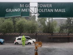 Genangan di Sekitar Proyek Kalimalang Ganggu Pengendara