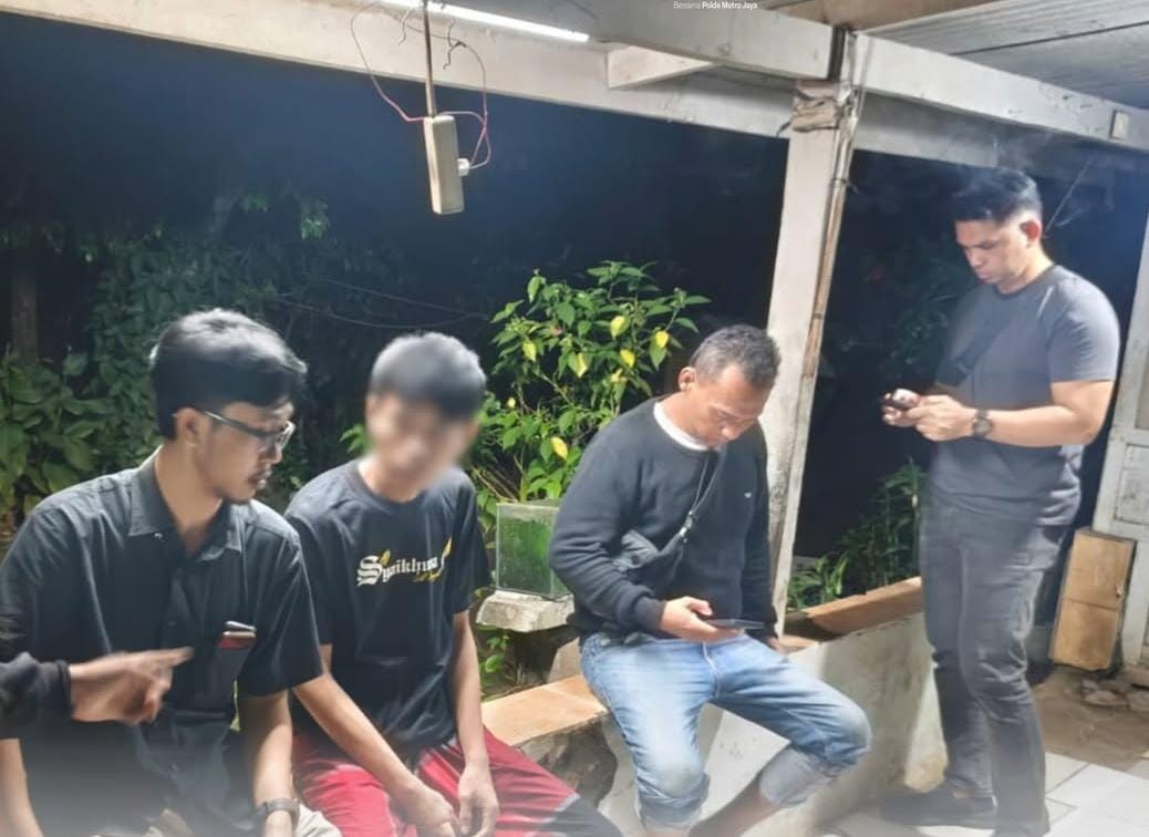 Kabupaten Bekasi - Unit Reserse Kriminal Polsek Cikarang Pusat menangkap seorang pria berinisial MSG di Kabupaten Bekasi usai menyebarkan konten asusila milik mantan pacar ke media sosial. Foto: Ist/Gobekasi.id.