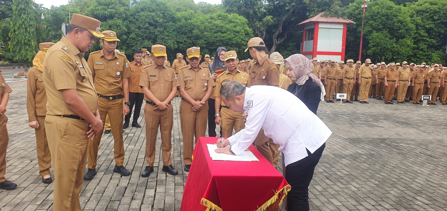 Kota Bekasi - Wali Kota Bekasi, Tri Adhianto menyaksikan MoU PT Mitra Patriot dan PT Miju Dharma Angkasa dalam pengelolaan dan pembangunan Wisata Air Kalimalang, Senin (8/12/2025). Foto: Ist
