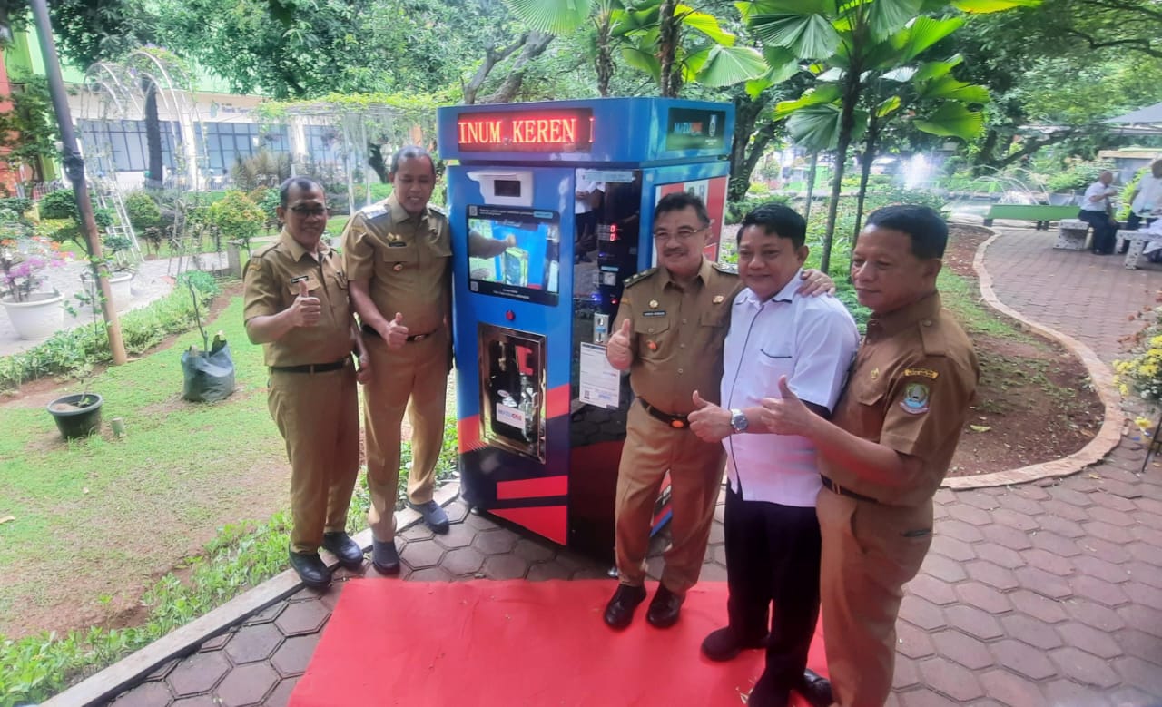 Kota Bekasi - Wali Kota Bekasi Tri Adhianto meresmikan spot air minum berbayar, Senin (15/12/2025). Foto: Septian/Gobekasi.id.