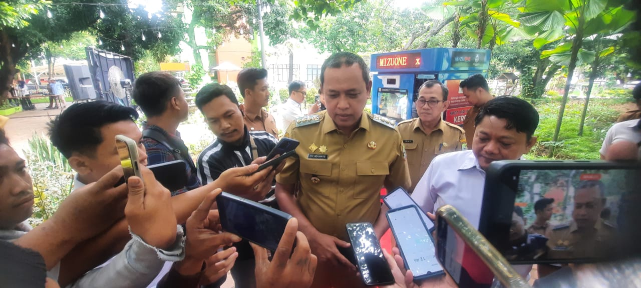 Kota Bekasi - Wali Kota Bekasi, Tri Adhianto saat di wawancara usai meresmikan spot air minum bagi warga di ruang publik, Senin (15/12/2025). Foto: Septian/Gobekasi.id.