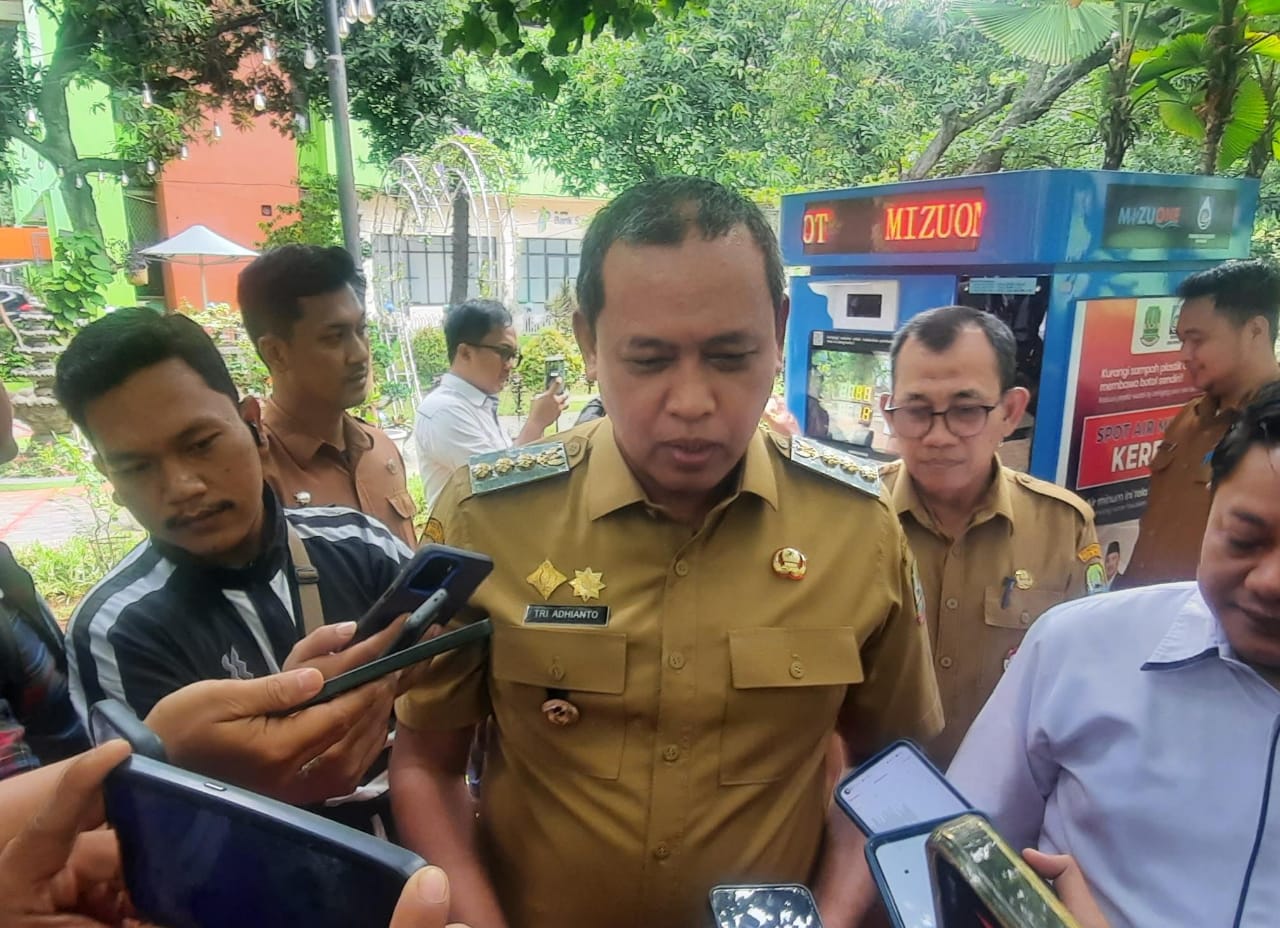 Kota Bekasi - Wali Kota Bekasi, Tri Adhianto saat di wawancara usai meresmikan spot air minum bagi warga di ruang publik, Senin (15/12/2025). Foto: Septian/Gobekasi.id.