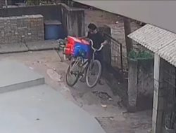 Nasib Sial Pedagang Es Krim, Sepeda Raib Saat Rehat di Masjid