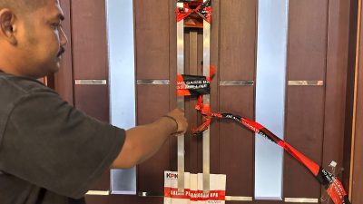 Kabupaten Bekasi - Ruang Kerja Bupati Bekasi, Ade Kuswara Kunang disegel KPK, Kamis (18/12/2025).