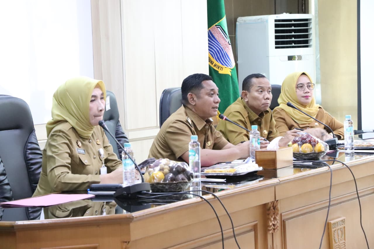 Kabupaten Bekasi - Pelaksana Tugas (Plt) Bupati Bekasi Asep Surya Atmaja dalam Rapat Pimpinan Evaluasi dan Pelaporan Pelaksanaan Kegiatan Pembangunan Kabupaten Bekasi Tahun Anggaran 2025, yang digelar di Ruang Rapat KH R. Ma'mun Nawawi, Gedung Bupati Bekasi, Kompleks Pemkab Cikarang Pusat, Senin (22/12/2025). Foto: Ist/Gobekasi.id.