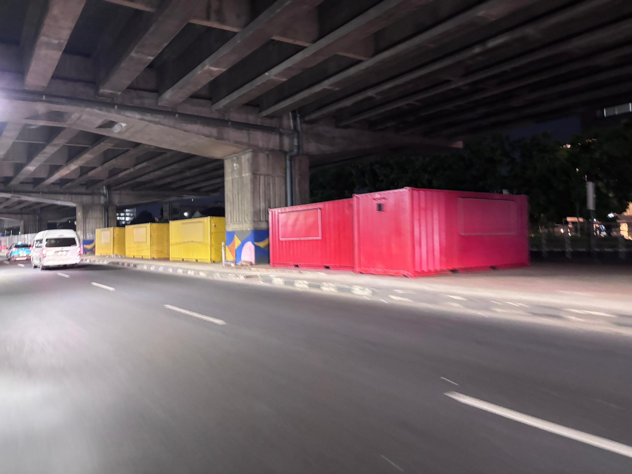 Kota Bekasi - Deretan kontainer UMKM terlihat terpasang di area kolong jalan layang kawasan Wisata Air Kalimalang, Kota Bekasi, Minggu (28/12/2025). Fasilitas tersebut masih dalam tahap penataan dan belum beroperasi. Foto: Dok. Ririn Refalina.