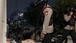 Kota Bekasi - Anggota Tim Presisi Polres Metro Bekasi Kota saat menginterogasi remaja yang kedapatan hendak tawuran di Rawalumbu, Minggu (30/11/2025). Foto: Ist/Gobekasi.id.