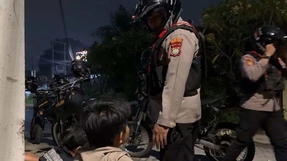 Kota Bekasi - Anggota Tim Presisi Polres Metro Bekasi Kota saat menginterogasi remaja yang kedapatan hendak tawuran di Rawalumbu, Minggu (30/11/2025). Foto: Ist/Gobekasi.id.