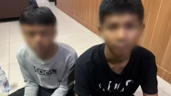 Kota Bekasi - Kedua remaja yang ditangkap anggota Polres Metro Bekasi Kota karena mengedarkan tembakau sintetis di Kayuringin, Bekasi Selatan. Foto: Ist/Gobekasi.id.