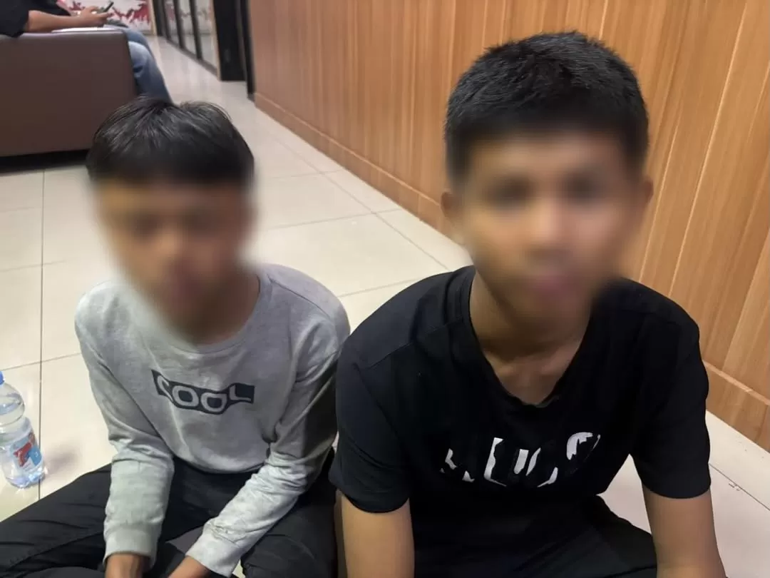 Kota Bekasi - Kedua remaja yang ditangkap anggota Polres Metro Bekasi Kota karena mengedarkan tembakau sintetis di Kayuringin, Bekasi Selatan. Foto: Ist/Gobekasi.id.