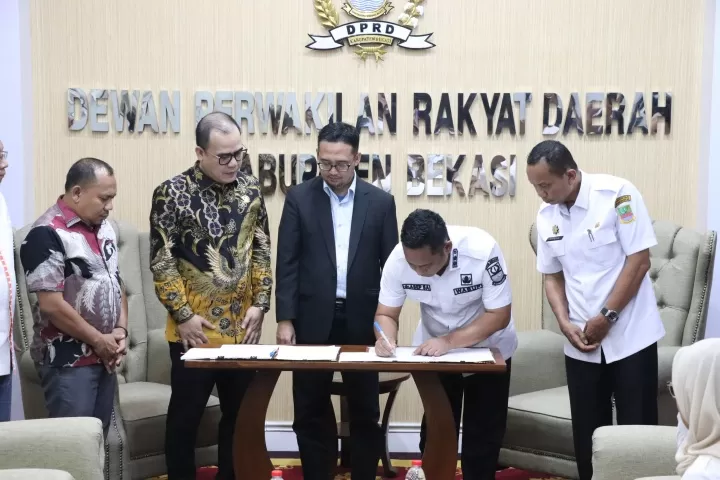 Kabupaten Bekasi -Pelaksana Tugas Bupati Bekasi Asep Surya Atmaja menandatangani Rancangan Akhir APBD 2026 yang mencapai Rp7,7 triliun di Gedung DPRD Kabupaten Bekasi, Rabu (24/12/2025). Foto: Ist