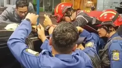 Kabupaten Bekasi - Proses evakuasi bocah yang terkuci di dalam mobil oleh Disdamkarmat Kabupaten Bekasi. Foto: Ist/Gobekasi.id.