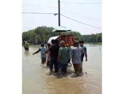Video Warga Gotong Jenazah Terjang Banjir Rob di Muaragembong Viral
