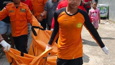 Kabupaten Bekasi - Tim SAR mengevakuasi jasad bocah terakir yang ditemukan meninggal dunia di Kali Cikarang, Senin (1/12/2025). Foto: Ist/Gobekasi.id.