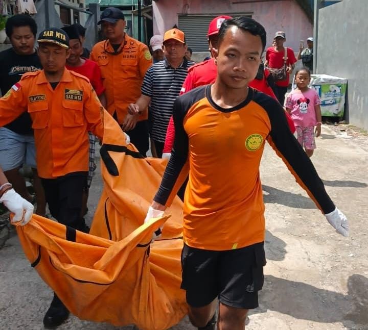 Kabupaten Bekasi - Tim SAR mengevakuasi jasad bocah terakir yang ditemukan meninggal dunia di Kali Cikarang, Senin (1/12/2025). Foto: Ist/Gobekasi.id.