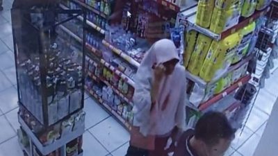 Kota Bekasi - Rekaman CCTV yang menyorot korban saat mengambil uang di sebuah minimarket di Kayuringin, Bekasi Selatan, Kota Bekasi. Foto: Ist/Gobekasi.id.