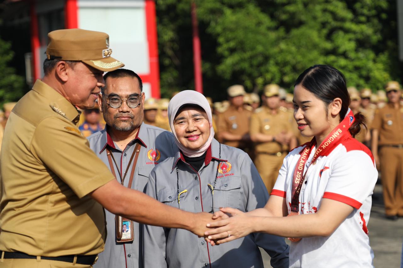 Kota Bekasi - Wali Kota Bekasi, Tri Adhianto memberikan penghargaan kepada atlet Jujutsu yang mengharumkan nama daerah di Bangkok dan Madiun, Senin (1/12/2025). Foto: Ist/Gobekasi.id.