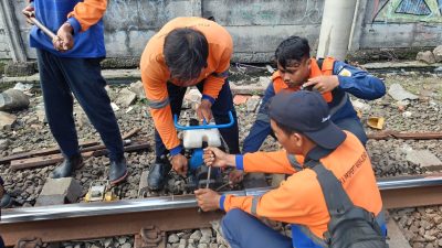 Bekasi - Petugas memperbaiki rel perlintasan kereta jurusan Bekasi - Tambun, Senin (2/12/2025). Foto: Ist/Gobekasi.id.