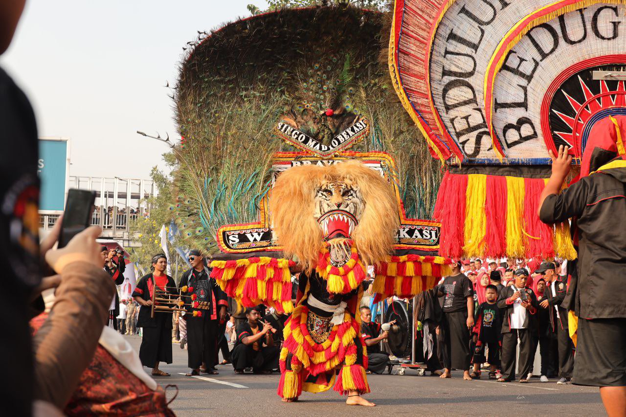Kotaa Bekasi - Pertunjukan seni Reog di Jalan Ahmad Yani, Bekasi Selatan, Kota Bekasi. Foto: Ist/Gobekasi.id.