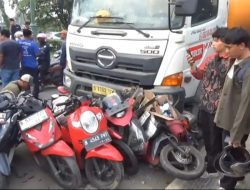 Truk Molen Tabrak 13 Motor Parkir di Kalimalang, Diduga Sopir Mengantuk