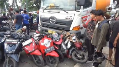 Kabupaten Bekasi - Truk molen menabrak 13 sepeda motor yang terparkir di Jalan Inspeksi Kalimalang, Cikarang Selatan, Kabupaten Bekasi, pada Selasa (2/12/2025). Foto: Ist/Gobekasi.id.