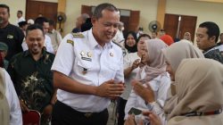 Kota Bekasi - Wali Kota Bekasi, Tri Adhianto hadir dalam acara “Evaluasi Akhir Program Peningkatan Peranan Wanita Menuju Keluarga Sehat dan Sejahtera (P2WKSS)” di Gedung Kesenian RW 02, Kelurahan Bojong Menteng, Rawalumbu, pada Rabu (3/12/2025). Foto: Ist/Gobekasi.id.