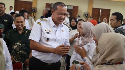Kota Bekasi - Wali Kota Bekasi, Tri Adhianto hadir dalam acara “Evaluasi Akhir Program Peningkatan Peranan Wanita Menuju Keluarga Sehat dan Sejahtera (P2WKSS)” di Gedung Kesenian RW 02, Kelurahan Bojong Menteng, Rawalumbu, pada Rabu (3/12/2025). Foto: Ist/Gobekasi.id.