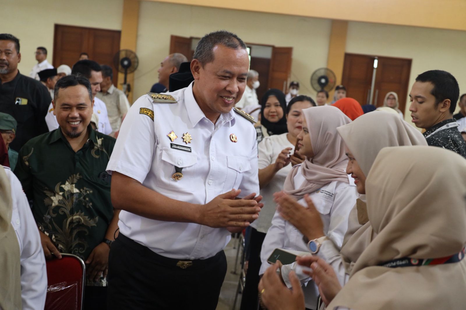 Kota Bekasi - Wali Kota Bekasi, Tri Adhianto hadir dalam acara “Evaluasi Akhir Program Peningkatan Peranan Wanita Menuju Keluarga Sehat dan Sejahtera (P2WKSS)” di Gedung Kesenian RW 02, Kelurahan Bojong Menteng, Rawalumbu, pada Rabu (3/12/2025). Foto: Ist/Gobekasi.id.