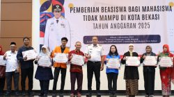 Kota Bekasi - Wali Kota Bekasi Tri Adhianto menyerahkan secara simbolis bantuan beasiswa bagi 1.470 penerima dari 77 perguruan tinggi yang tersebar di Kota Bekasi, Rabu (3/12/2025). Foto: Ist/Gobekasi.id.