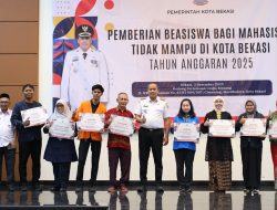 Wali Kota Bekasi Serahkan Beasiswa, Janji Pemerataan Pendidikan di Tengah Ketimpangan Akses